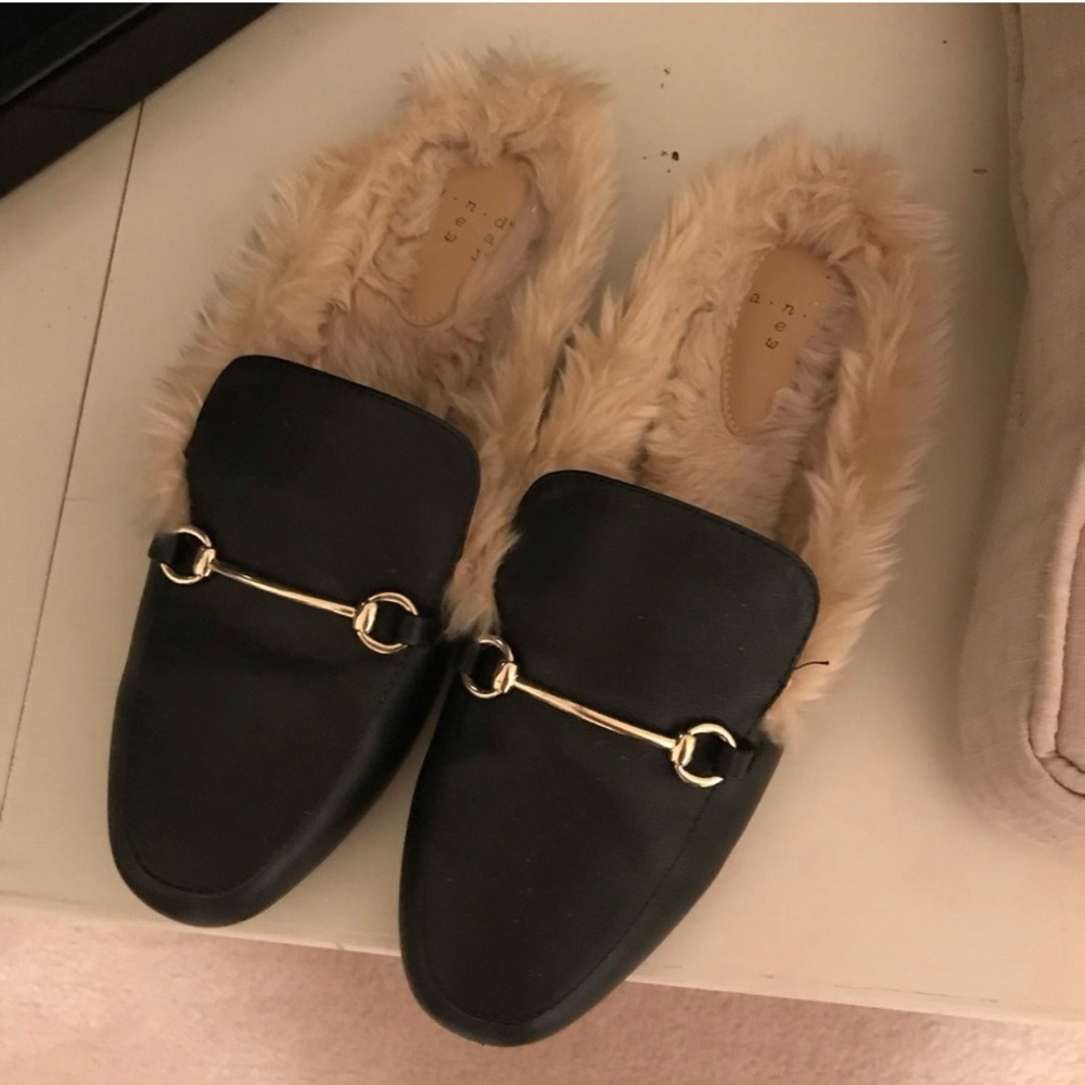 🖤 EUC Faux Fur Loafers with Gold Detail